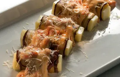 Envoltini de Berenjena en Salsa de Pimientos Envoltini de Berenjena en Salsa de Pimientos