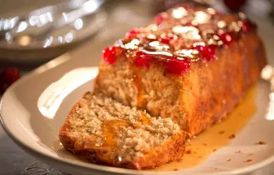 PASTEL DE GUINEO CON GLASEADO DE RON Y NUECES