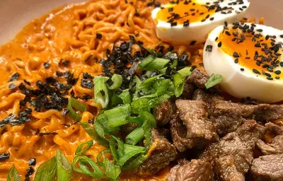Ramen picante cremoso con carne