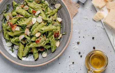 Pasta con Pesto de Rúcula y Tomates Pasta con Pesto de Rúcula y Tomates
