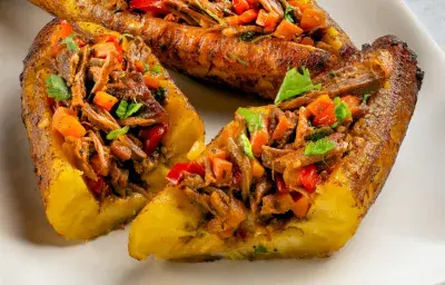 Canoa de platano maduro con ropa vieja Canoa de platano maduro con ropa vieja