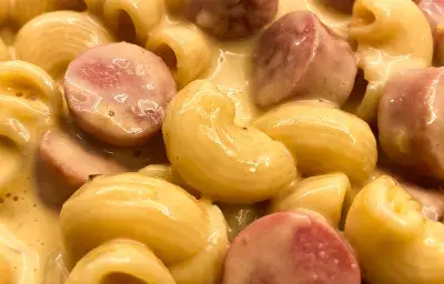 Macarrones con queso y salchicha