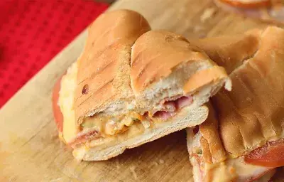 Sándwich Cremoso de Queso y Jamón Sándwich Cremoso de Queso y Jamón