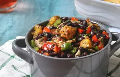 Ensalada De Habichuelas Negras Con Plátanos Maduros Y Tocineta