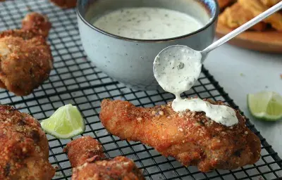Muslos de Pollo Empanizados con Salsa Tártara Muslos de Pollo Empanizados con Salsa Tártara