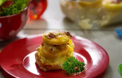 TORRES DE PAPAS, QUESO Y TOCINETA