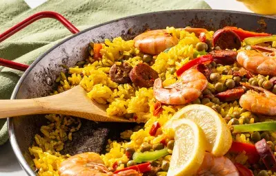 Paella de camarones y chorizo Paella de camarones y chorizo