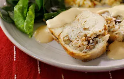 PECHUGA DE POLLO RELLENA DE MORO DE GUANDULES PECHUGA DE POLLO RELLENA DE MORO DE GUANDULES