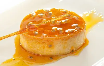 Flan de Coco en Almíbar de Chinola Flan de Coco en Almíbar de Chinola