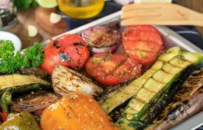 MIX DE VEGETALES ASADOS CON SALSA DE TOMILLO Y PIEMETA