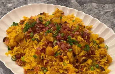 Arroz de tocineta y plátano maduro