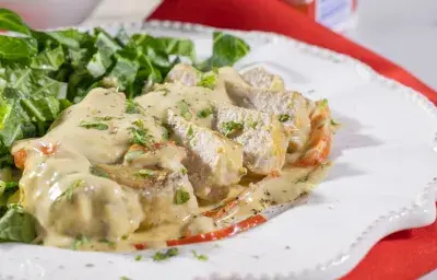 Lonjas de cerdo en salsa de queso y mostaza Lonjas de cerdo en salsa de queso y mostaza