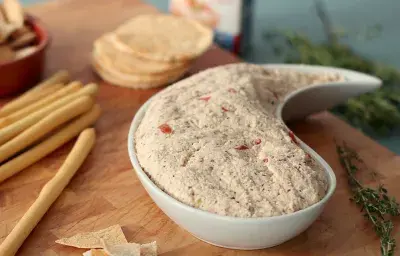 Queso con Nueces y Pimienta Queso con Nueces y Pimienta