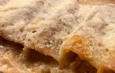 Canelones de pollo con cebollas caramelizadas