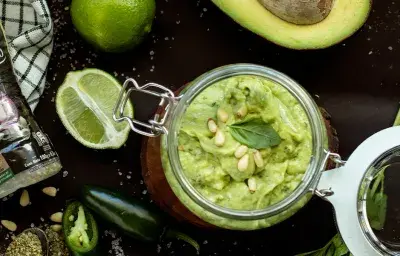 Pesto de aguacate y chile verde picante