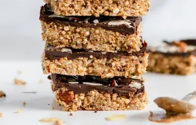 Cuadritos de Avena, Chocolate y Frutas Secas Cuadritos de Avena, Chocolate y Frutas Secas