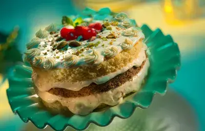 Bizcocho de Vainilla y Chocolate Relleno de Queso y Pistacho
