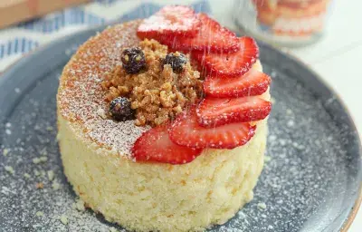 BIZCOCHO RELLENO DE DULCE DE LECHE CORTADA