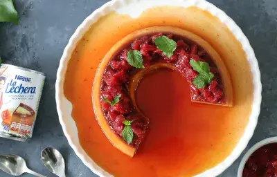 Flan de Yuca con Salsa de Fresa Flan de Yuca con Salsa de Fresa