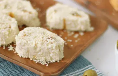 Rollos de Queso con Mermelada Revestidos de Ajonjolí