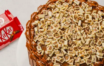 Bizcocho húmedo de chocolate relleno con crocante de KitKat® y Dulce de Leche La Lechera® Bizcocho húmedo de chocolate relleno con crocante de KitKat® y Dulce de Leche La Lechera®