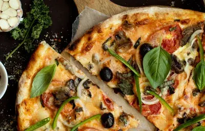 Pizza de verduras y aceitunas Pizza de verduras y aceitunas