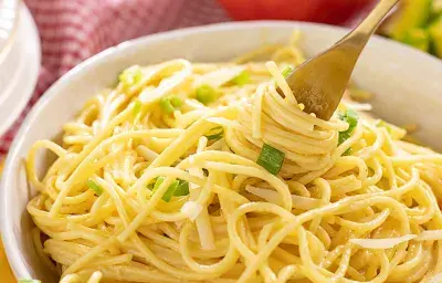 ESPAGUETIS FÁCILES EN SALSA DE QUESO ESPAGUETIS FÁCILES EN SALSA DE QUESO