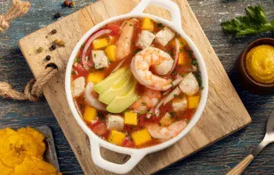Ceviche mixto con mango Ceviche mixto con mango