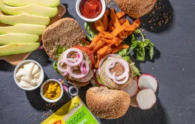 HAMBURGUESA CLÁSICA DE QUINOA VEGGIE MAGGI AGUACATE, BERRO Y RABANO HAMBURGUESA CLÁSICA DE QUINOA VEGGIE MAGGI AGUACATE, BERRO Y RABANO