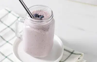 SMOOTHIE DE BANANA CON ARÁNDANOS Y CEREAL SMOOTHIE DE BANANA CON ARÁNDANOS Y CEREAL
