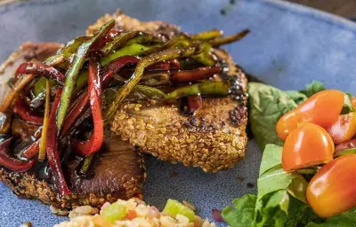 Atún abrasado con ajonjolí y salsa de soya Atún abrasado con ajonjolí y salsa de soya