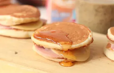 SÁNDWICHES DE PANCAKES SÁNDWICHES DE PANCAKES