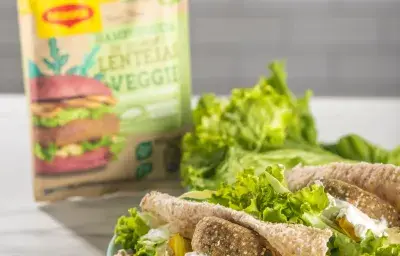 HAMBURGUESA DE QUINOAY LENTEJAS MAGGI CON PAN PITA Y CREMA AGRIA HAMBURGUESA DE QUINOAY LENTEJAS MAGGI CON PAN PITA Y CREMA AGRIA
