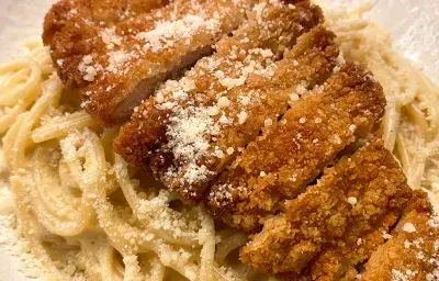 Espagueti al limón con milanesa de pollo