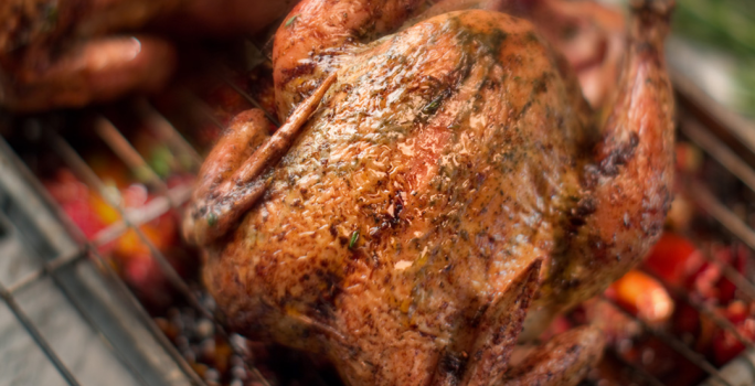 POLLO ESPECIADO SOBRE VEGETALES