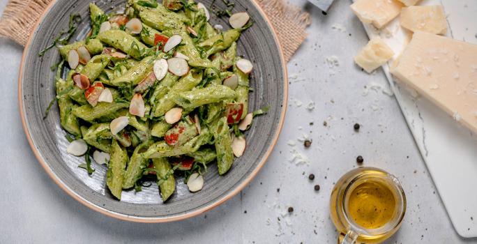 Pasta con Pesto de Rúcula y Tomates