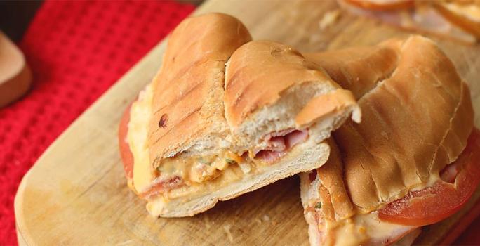 Sándwich Cremoso de Queso y Jamón