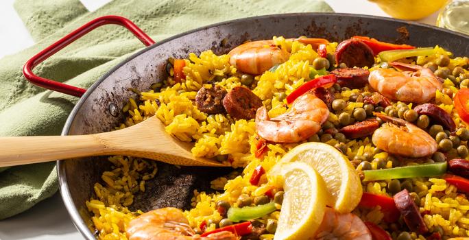 Paella de camarones y chorizo