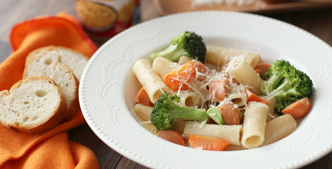 Pasta con salchicha, zanahoria y brócoli