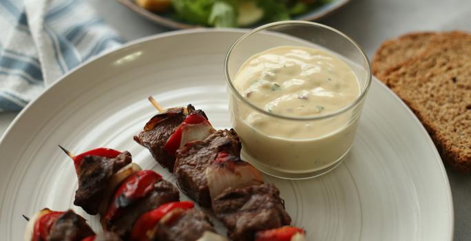 TÁRTARA CON PINCHOS DE CARNE DE RES
