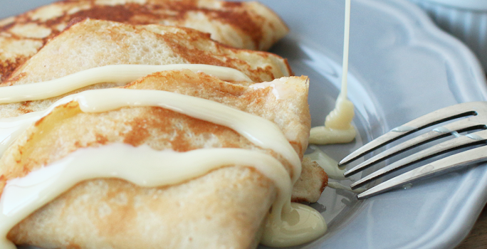 Crepes Rellenos de Queso Crema, Casquitos de Guayaba y Leche Condesada LA LECHERA®