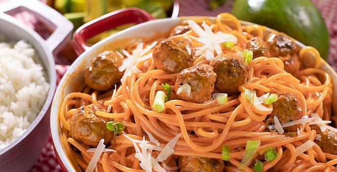PASTA CON ALBÓNDIGAS EN SALSA ROSADA