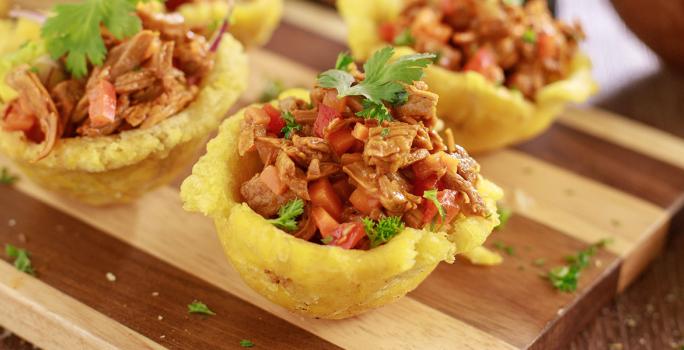 CANASTA DE PLATANO VERDE CON PICADILLO DE CARNE RIPIADA