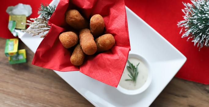 Croquetas de Pollo, Yuca y Chorizo con Mermelada de Cebolla