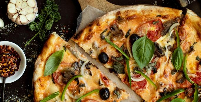 Pizza de verduras y aceitunas