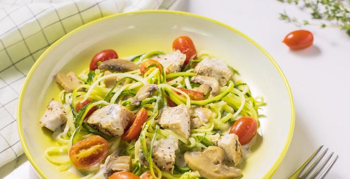 Pasta de zucchinis en salsa blanca