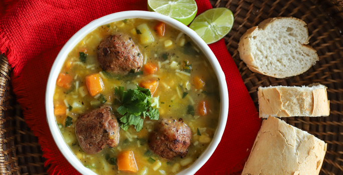 Sopa de Vegetales con Albóndigas de Pollo