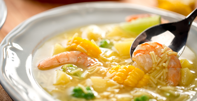 Deliciosa Sopa de fideos, pollo y camarones | Recetas Nestlé