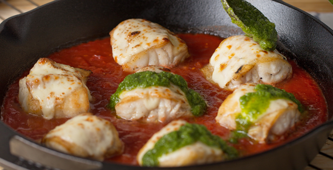 Pescado con Salsa Pesto y Pomodoro