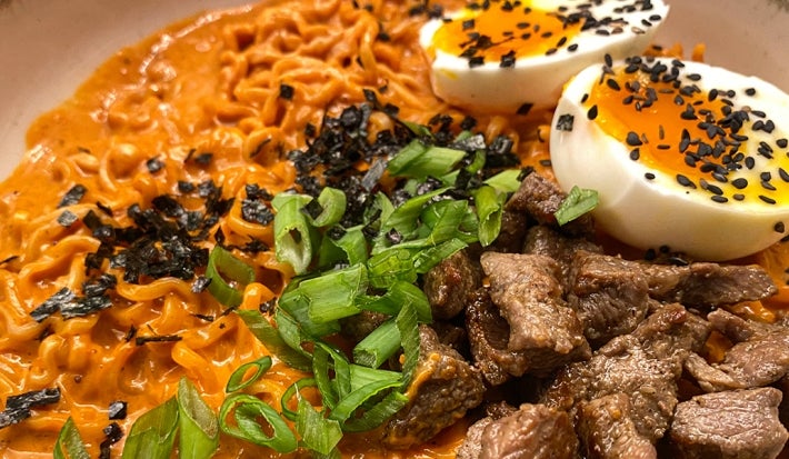 Ramen picante cremoso con carne